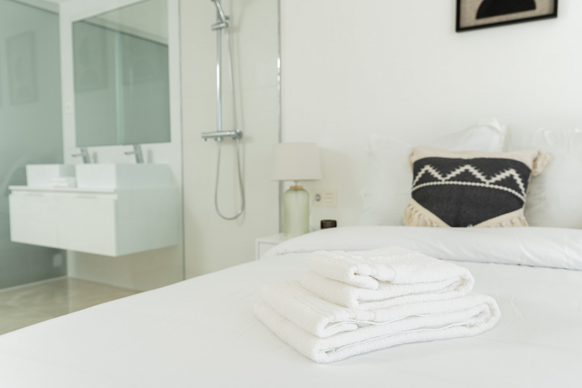 2 Bed Apartment for sale in Benahavís Costa Del Sol, Málaga, Spain