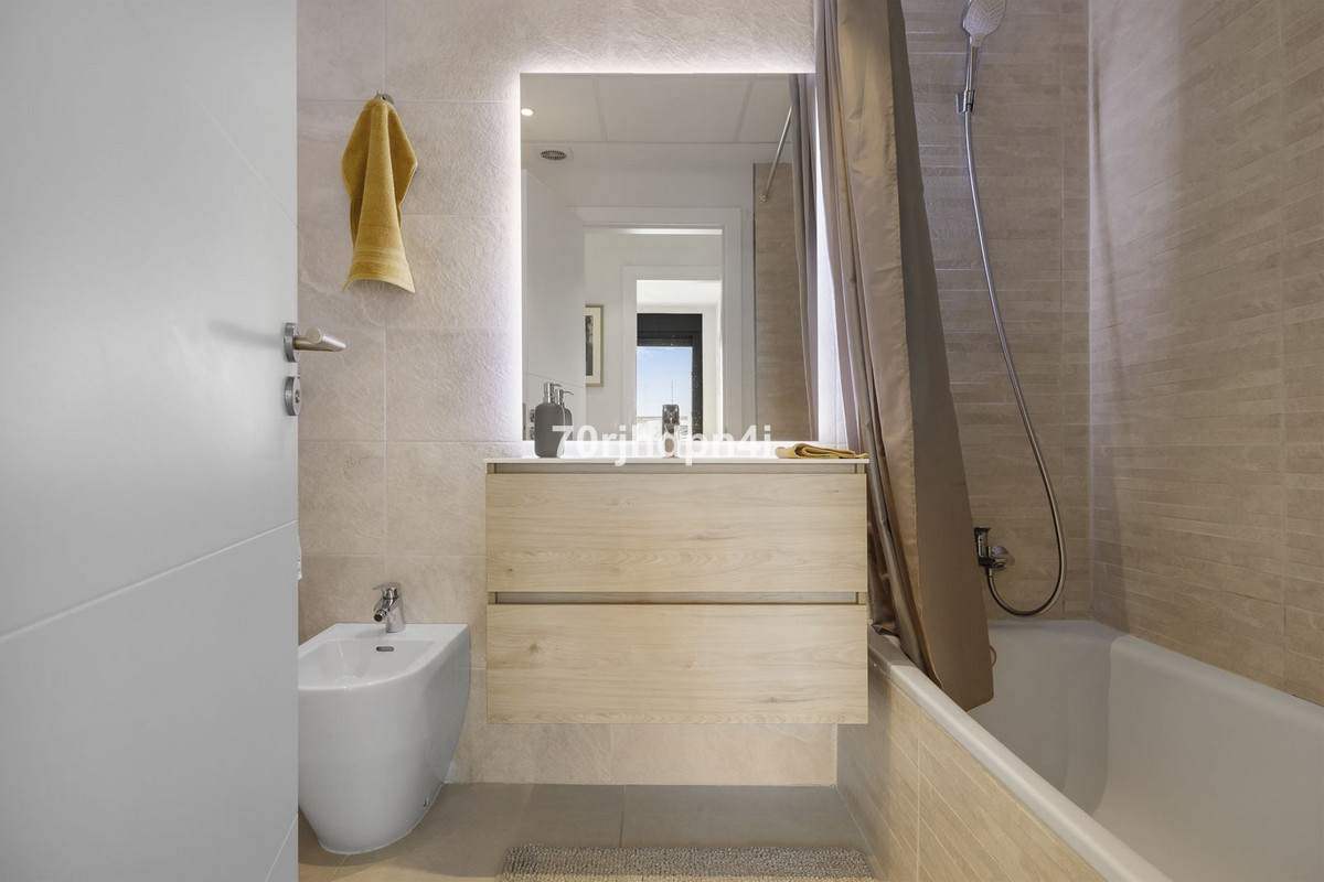 Se vende Apartamento Planta Media de 2 dormitorios en Costa Del Sol, Málaga, España