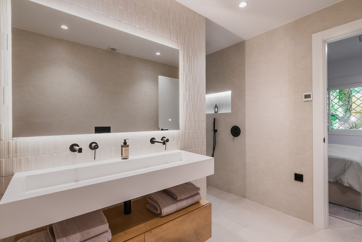 Se vende Apartamento Planta Baja de 4 dormitorios en Costa Del Sol, Málaga, España