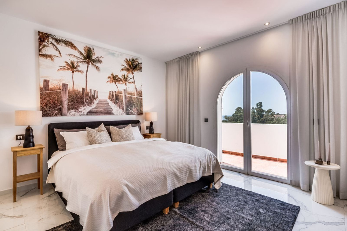 3 Bed Apartment for sale in Puerto Banús Costa Del Sol, Málaga, Spain