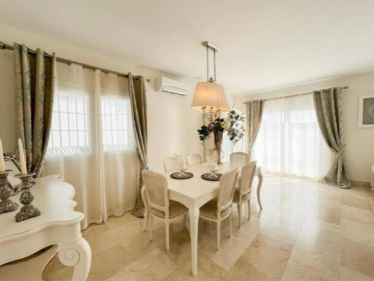 Se vende Villa - Chalet de 5 dormitorios en Costa Del Sol, Cadiz, España