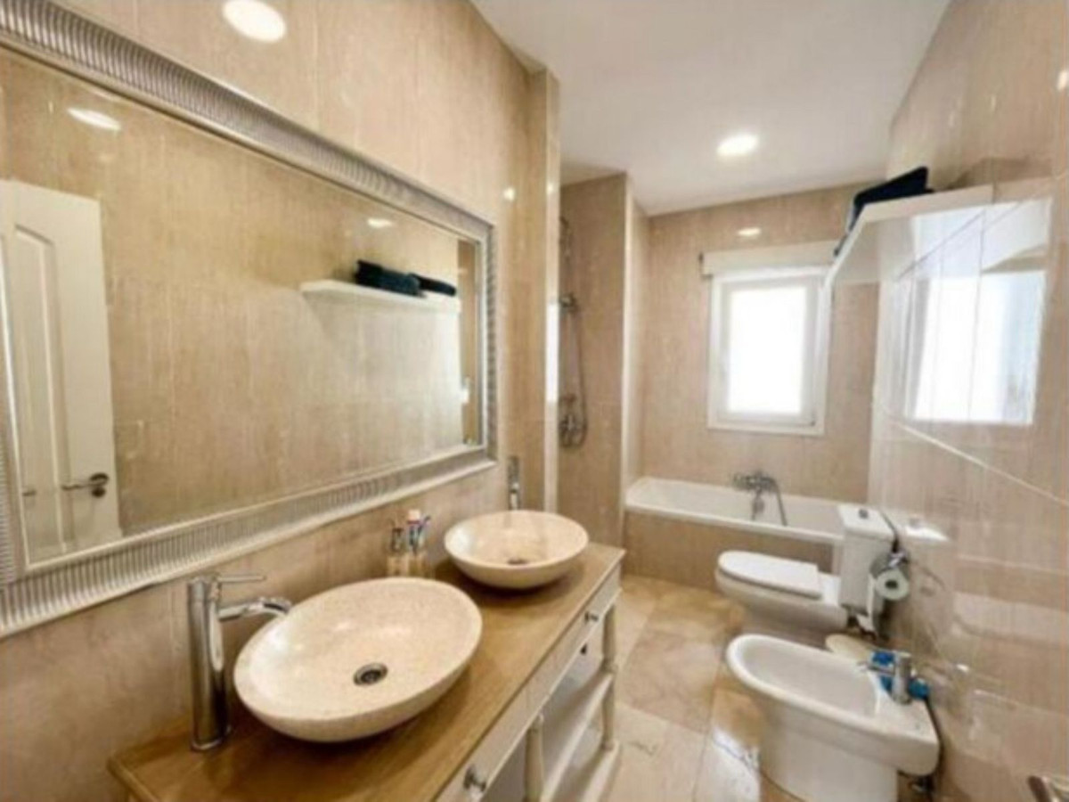 Se vende Villa - Chalet de 5 dormitorios en Costa Del Sol, Cadiz, España