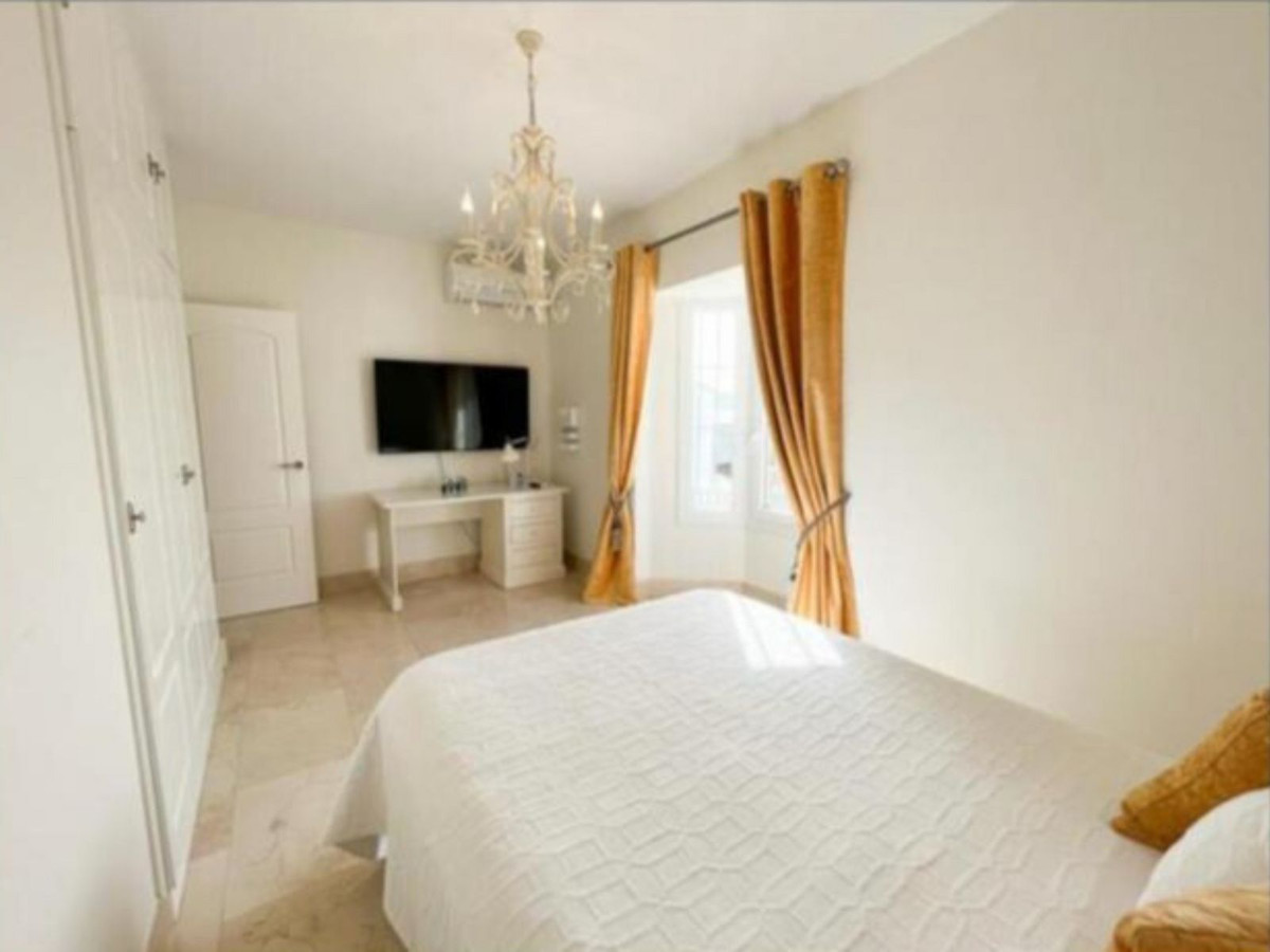 Se vende Villa - Chalet de 5 dormitorios en Costa Del Sol, Cadiz, España