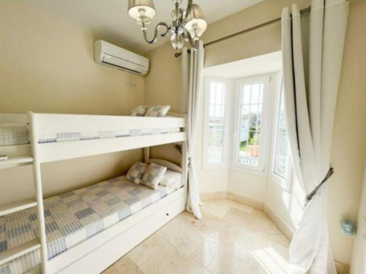 Se vende Villa - Chalet de 5 dormitorios en Costa Del Sol, Cadiz, España