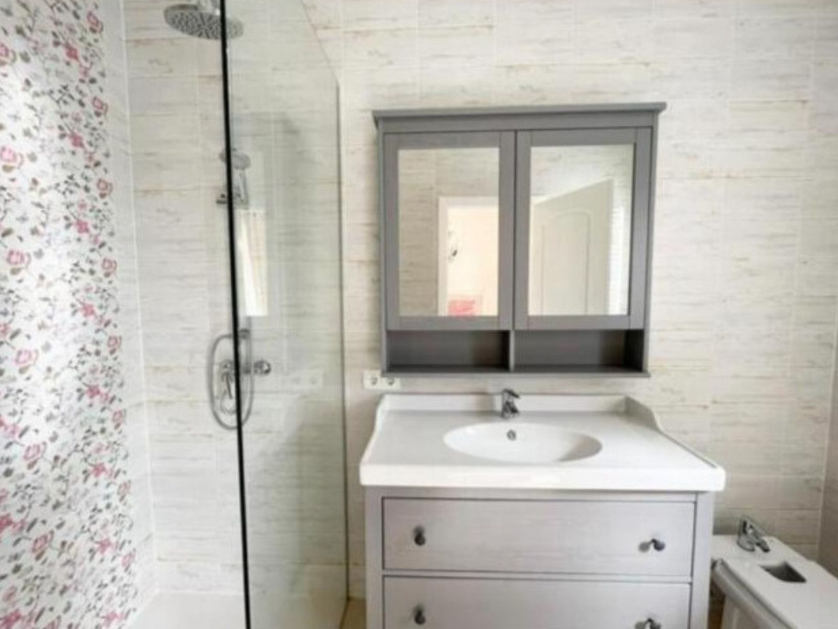 Se vende Villa - Chalet de 5 dormitorios en Costa Del Sol, Cadiz, España
