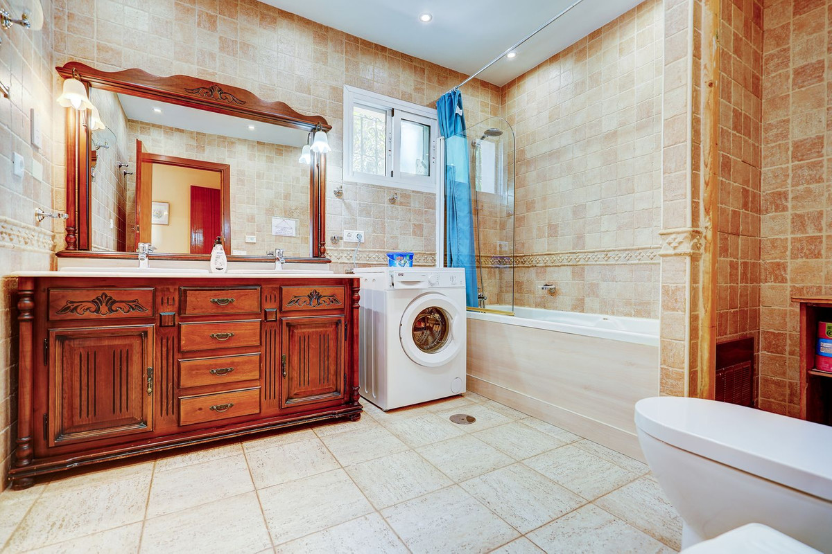 Se vende Villa - Chalet de 5 dormitorios en Costa Del Sol, Málaga, España