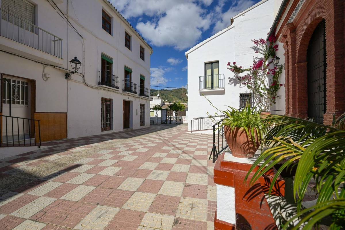 7 Bed Townhouse for sale in Tolox Costa Del Sol, Málaga, Spain