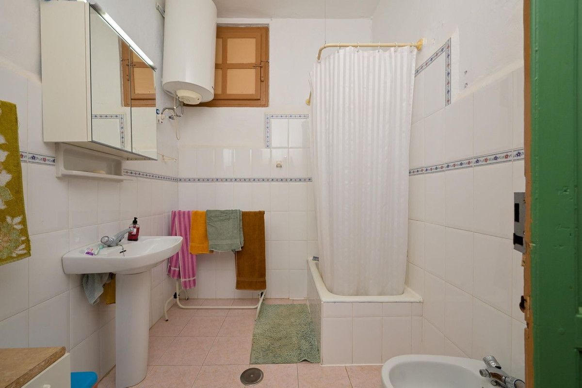 7 Bed Townhouse for sale in Tolox Costa Del Sol, Málaga, Spain