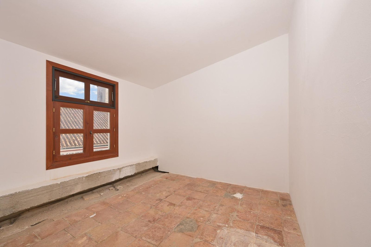 7 Bed Townhouse for sale in Tolox Costa Del Sol, Málaga, Spain