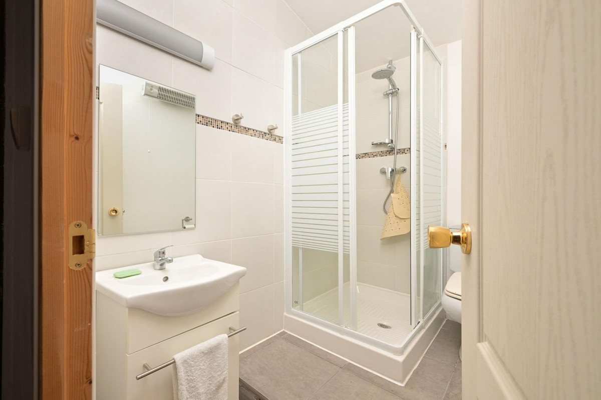 7 Bed Townhouse for sale in Tolox Costa Del Sol, Málaga, Spain