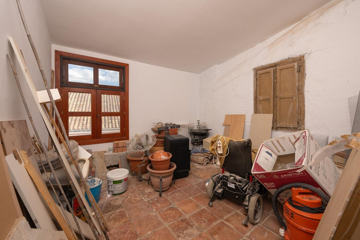 7 Bed Townhouse for sale in Tolox Costa Del Sol, Málaga, Spain