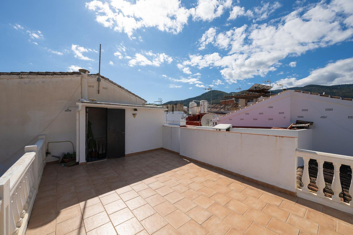 7 Bed Townhouse for sale in Tolox Costa Del Sol, Málaga, Spain