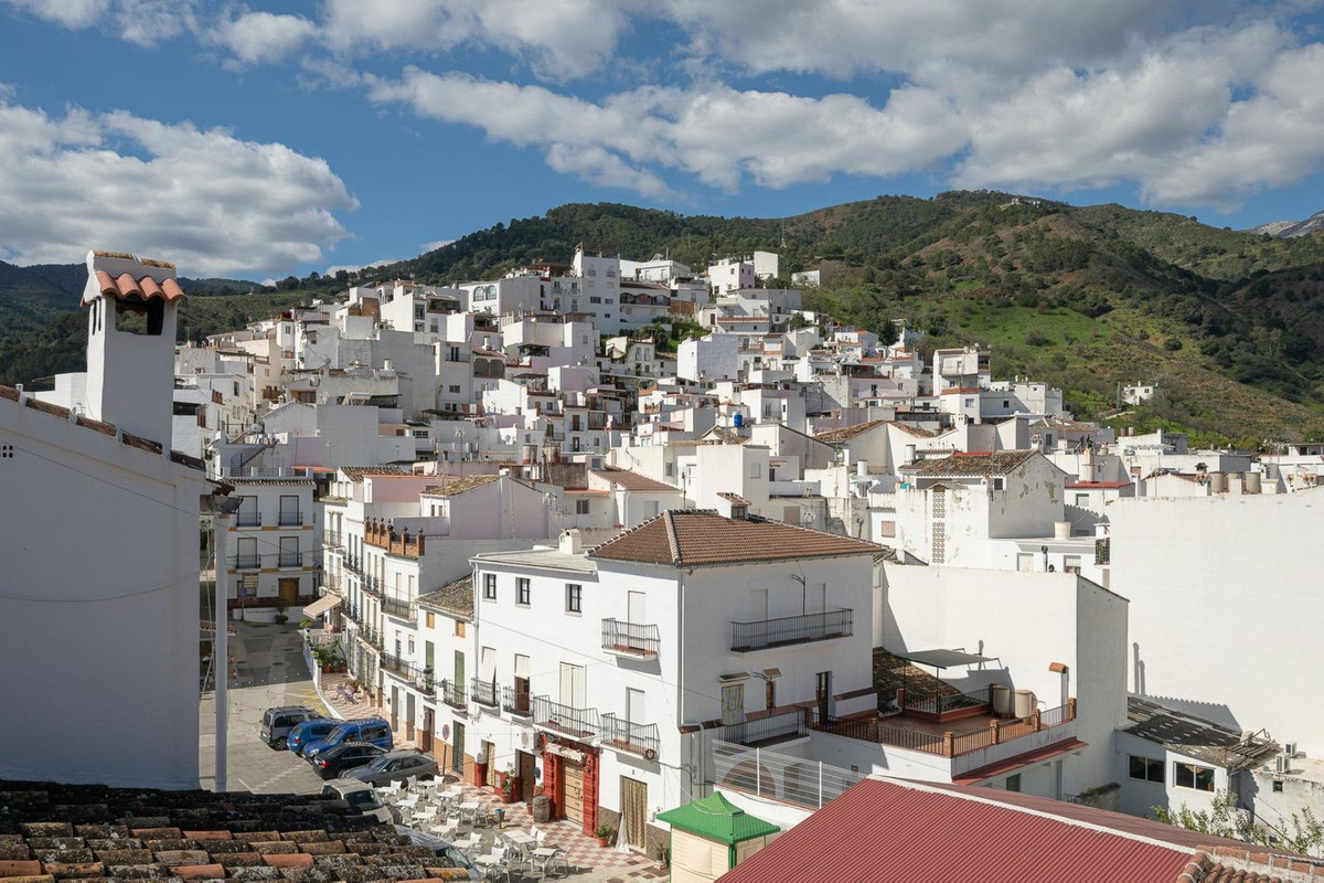7 Bed Townhouse for sale in Tolox Costa Del Sol, Málaga, Spain