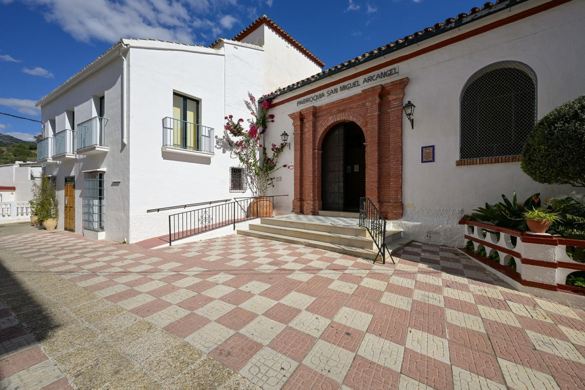 7 Bed Townhouse for sale in Tolox Costa Del Sol, Málaga, Spain