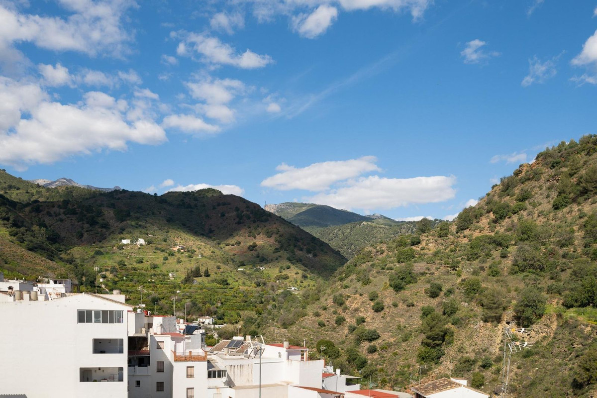 7 Bed Townhouse for sale in Tolox Costa Del Sol, Málaga, Spain