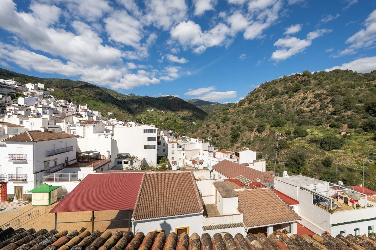 7 Bed Townhouse for sale in Tolox Costa Del Sol, Málaga, Spain