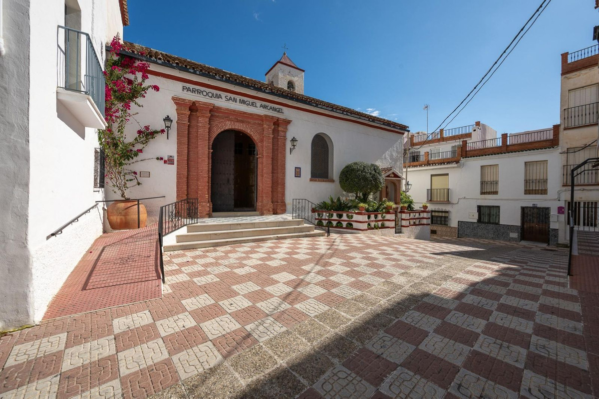 7 Bed Townhouse for sale in Tolox Costa Del Sol, Málaga, Spain