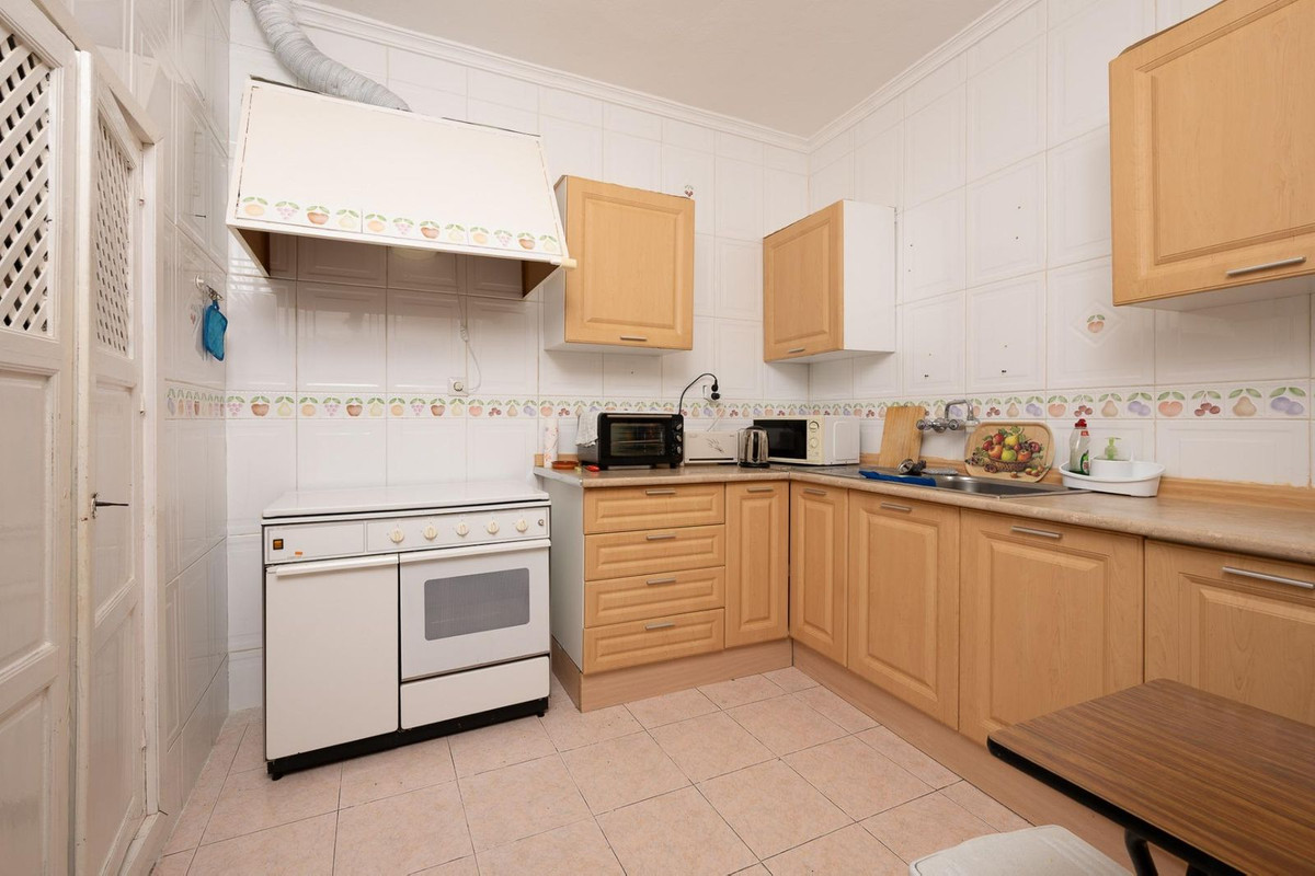 7 Bed Townhouse for sale in Tolox Costa Del Sol, Málaga, Spain