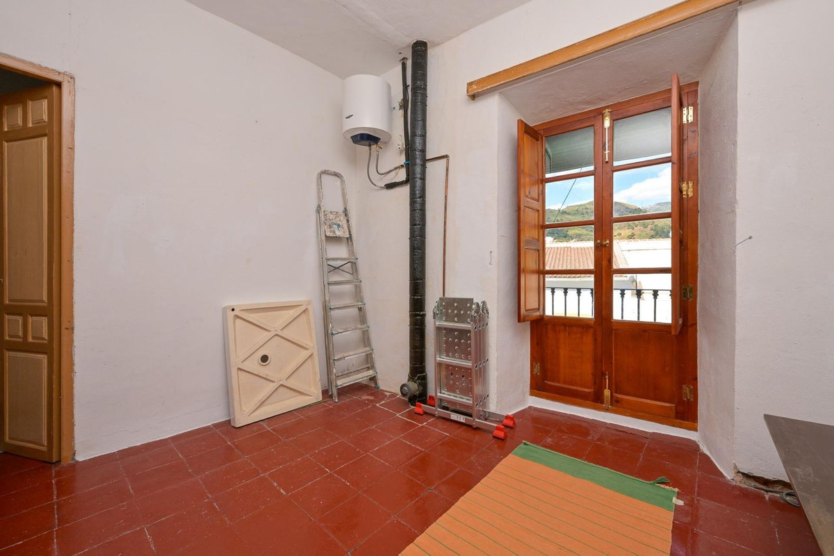 7 Bed Townhouse for sale in Tolox Costa Del Sol, Málaga, Spain