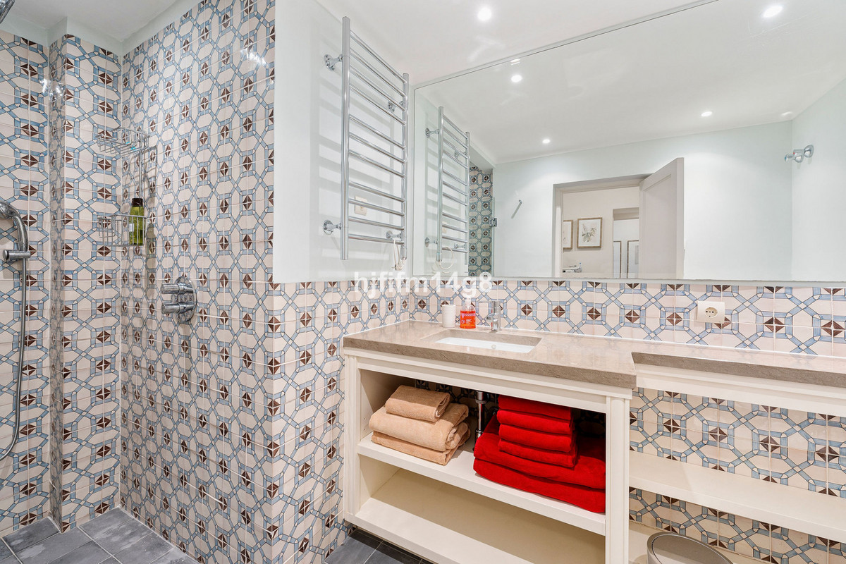 Se vende Villa - Chalet de 4 dormitorios en Costa Del Sol, Málaga, España