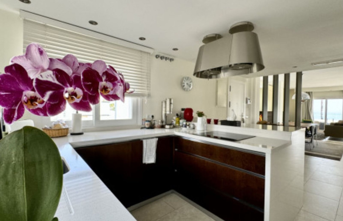 3 Bed Apartment for sale in Estepona Costa Del Sol, Málaga, Spain