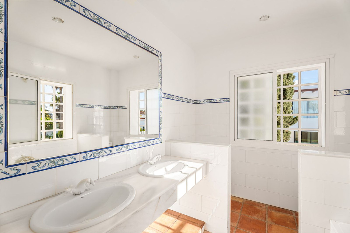Se vende Villa - Chalet de 5 dormitorios en Costa Del Sol, Málaga, España