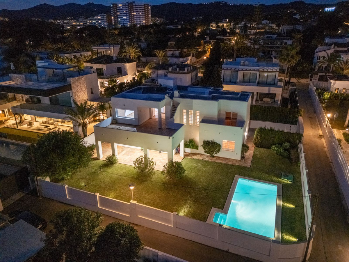Se vende Villa - Chalet de 5 dormitorios en Costa Del Sol, Málaga, España