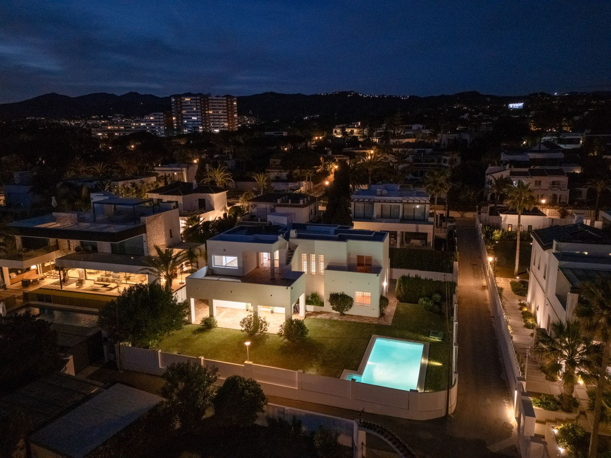 Se vende Villa - Chalet de 5 dormitorios en Costa Del Sol, Málaga, España