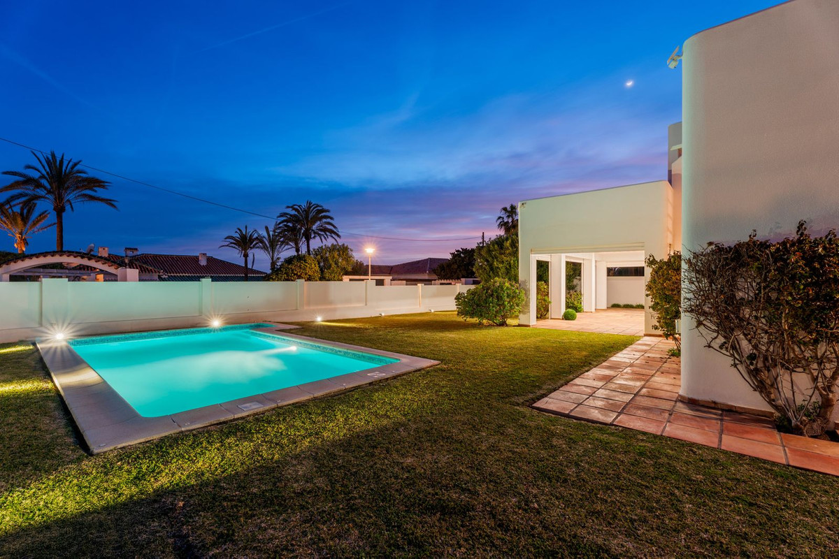 Se vende Villa - Chalet de 5 dormitorios en Costa Del Sol, Málaga, España