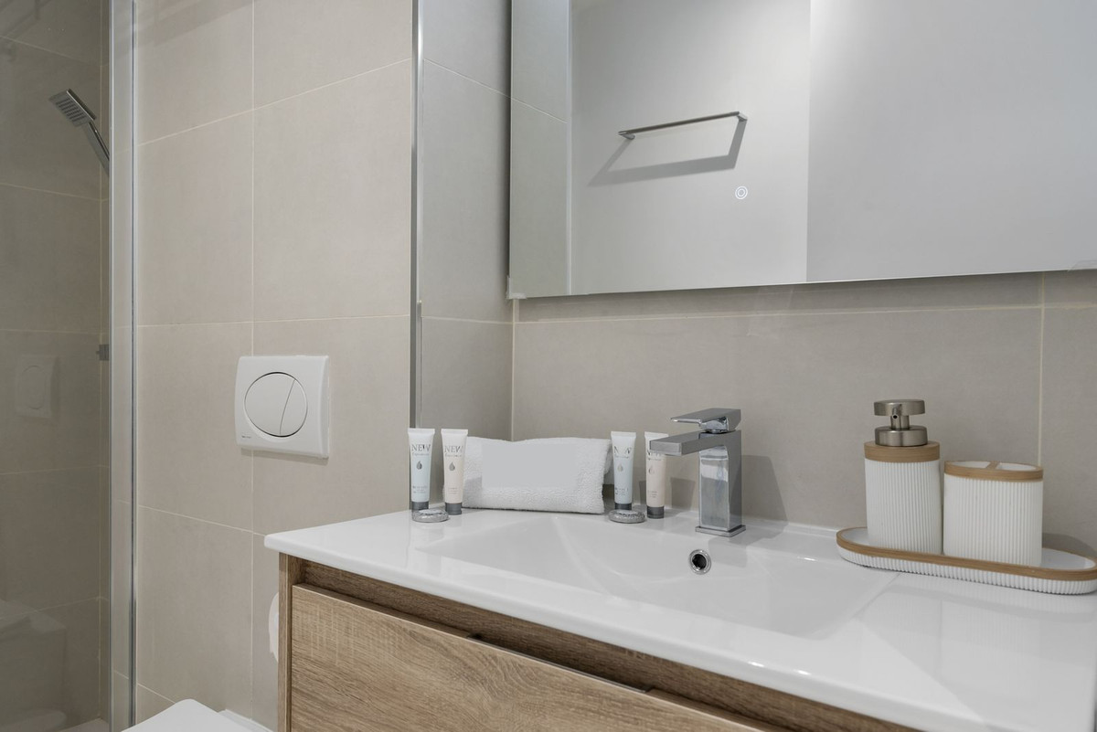 2 Bed Apartment for sale in Fuengirola Costa Del Sol, Málaga, Spain