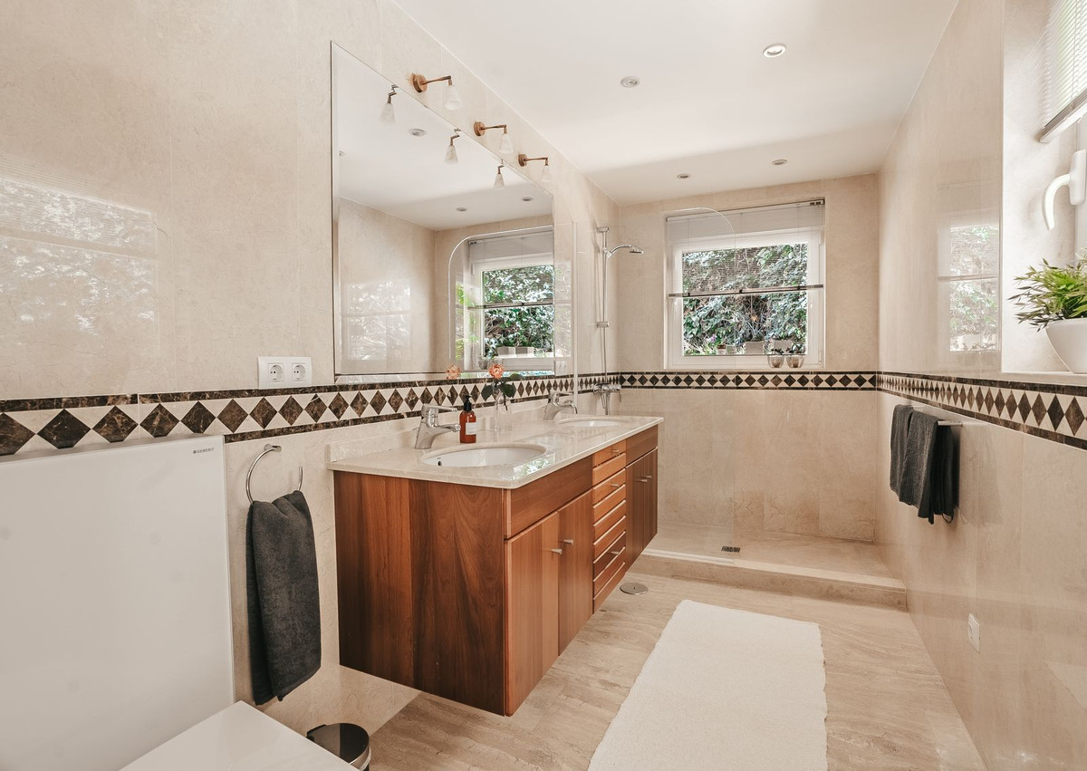 Se vende Villa - Chalet de 4 dormitorios en Costa Del Sol, Málaga, España