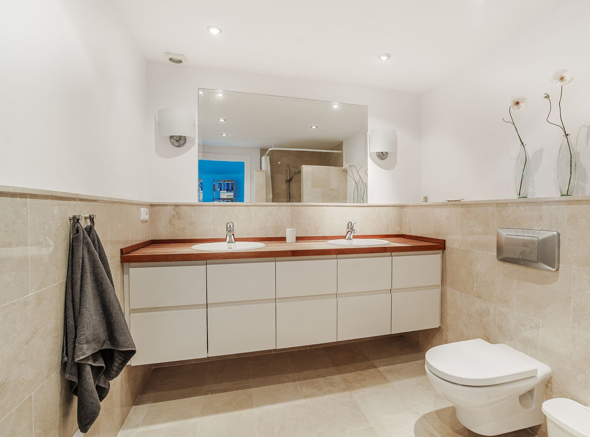 Se vende Villa - Chalet de 4 dormitorios en Costa Del Sol, Málaga, España