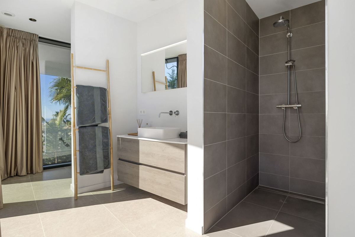 Se vende Villa - Chalet de 5 dormitorios en Costa Del Sol, Málaga, España