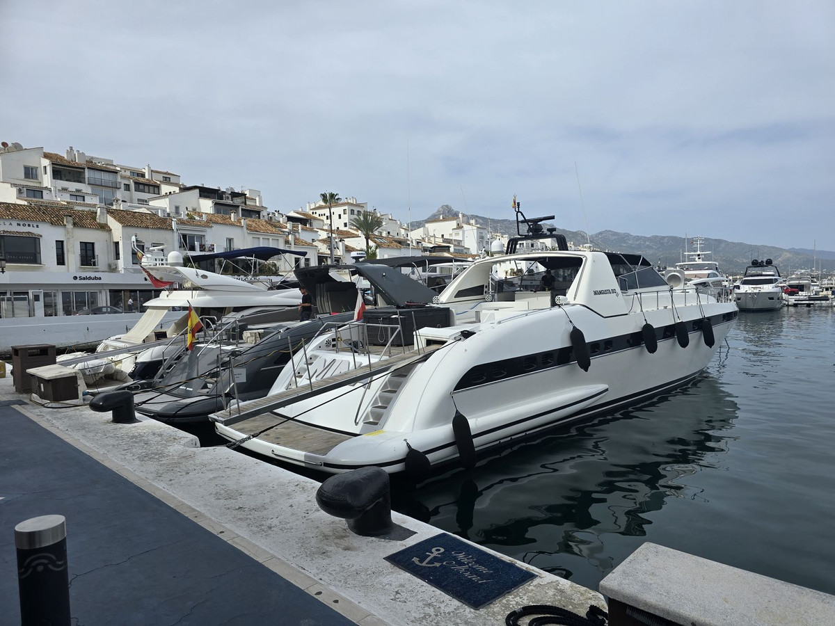 Commercial unit for sale in Puerto Banús Costa Del Sol, Málaga, Spain