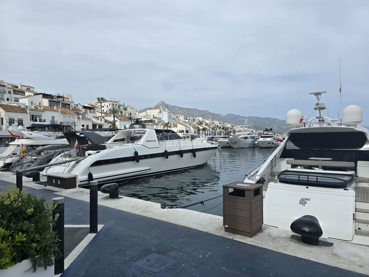 Commercial unit for sale in Puerto Banús Costa Del Sol, Málaga, Spain