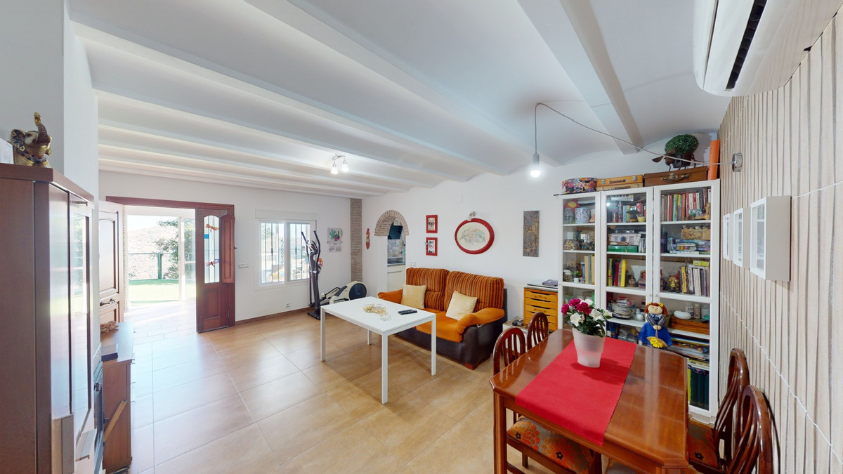 5 Bed Townhouse for sale in Arenas Costa Del Sol East, Málaga, Spain