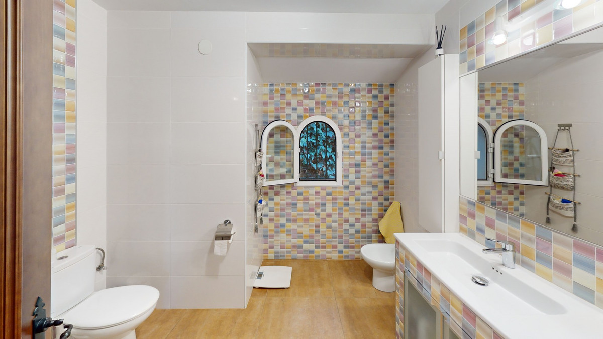 5 Bed Townhouse for sale in Arenas Costa Del Sol East, Málaga, Spain