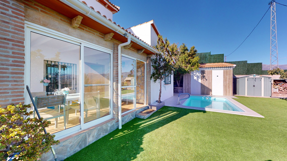 5 Bed Townhouse for sale in Arenas Costa Del Sol East, Málaga, Spain