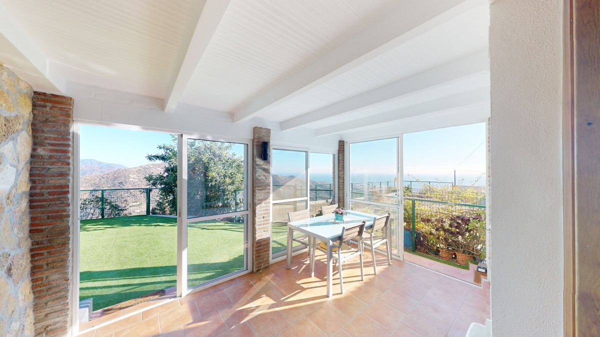5 Bed Townhouse for sale in Arenas Costa Del Sol East, Málaga, Spain