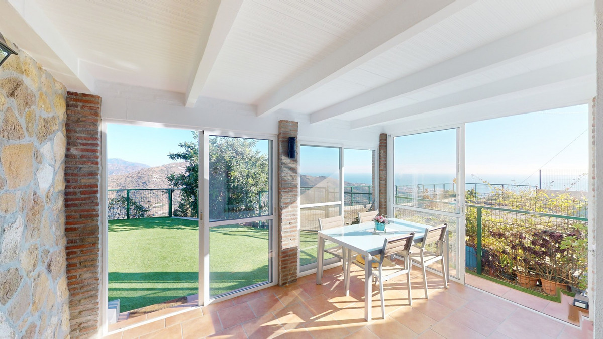 5 Bed Townhouse for sale in Arenas Costa Del Sol East, Málaga, Spain