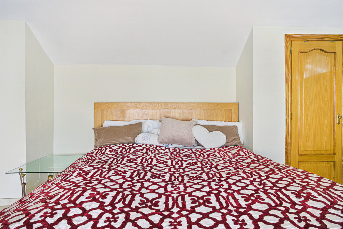 4 Bed Apartment for sale in Nueva Andalucía Costa Del Sol, Málaga, Spain