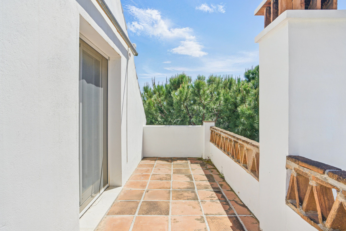 4 Bed Apartment for sale in Nueva Andalucía Costa Del Sol, Málaga, Spain