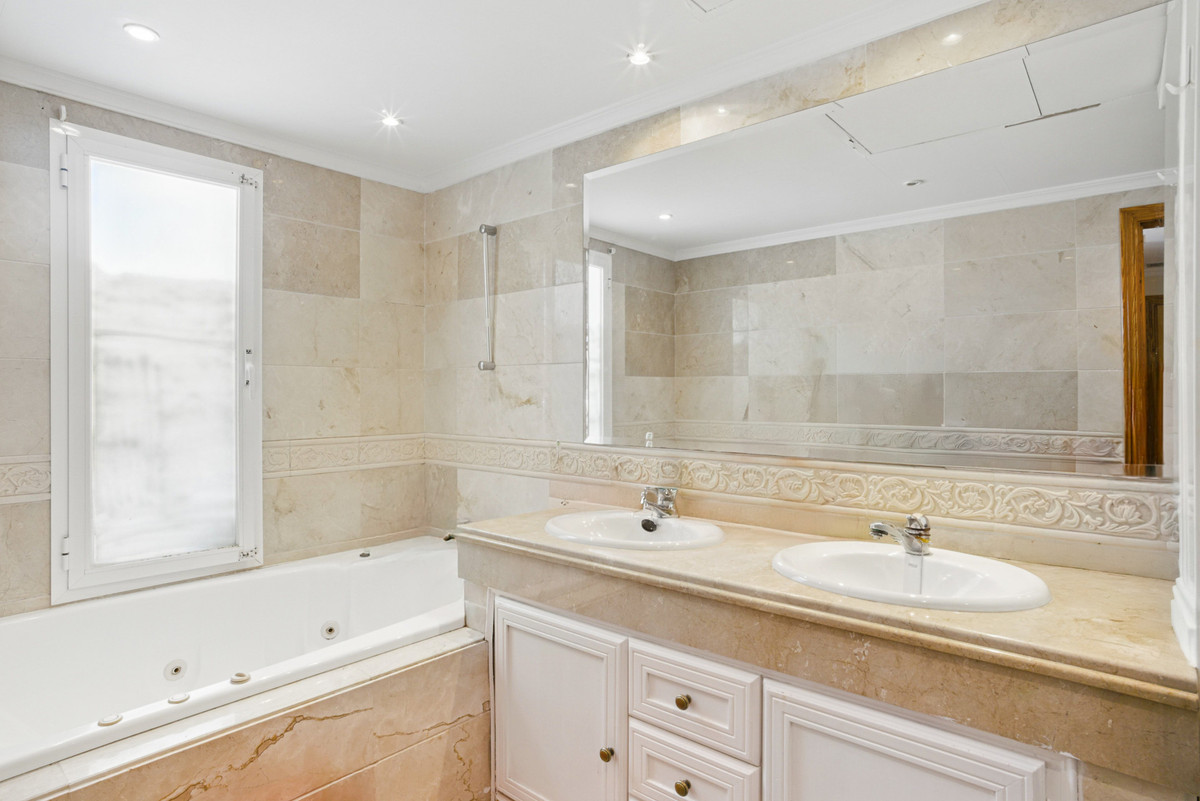 4 Bed Apartment for sale in Nueva Andalucía Costa Del Sol, Málaga, Spain