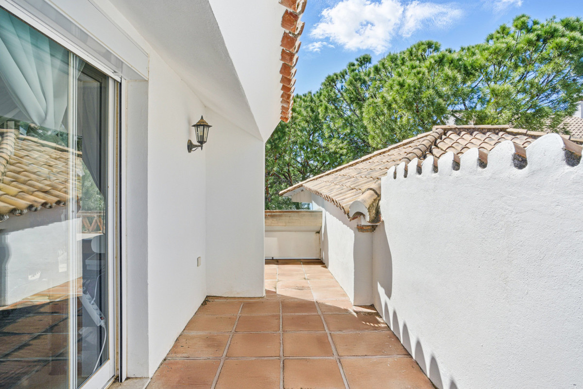 4 Bed Apartment for sale in Nueva Andalucía Costa Del Sol, Málaga, Spain