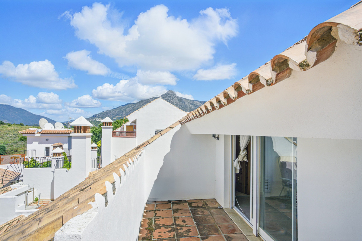 4 Bed Apartment for sale in Nueva Andalucía Costa Del Sol, Málaga, Spain