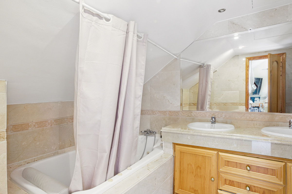 4 Bed Apartment for sale in Nueva Andalucía Costa Del Sol, Málaga, Spain