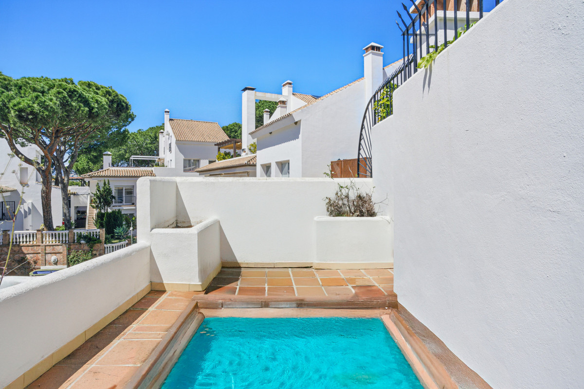 4 Bed Apartment for sale in Nueva Andalucía Costa Del Sol, Málaga, Spain