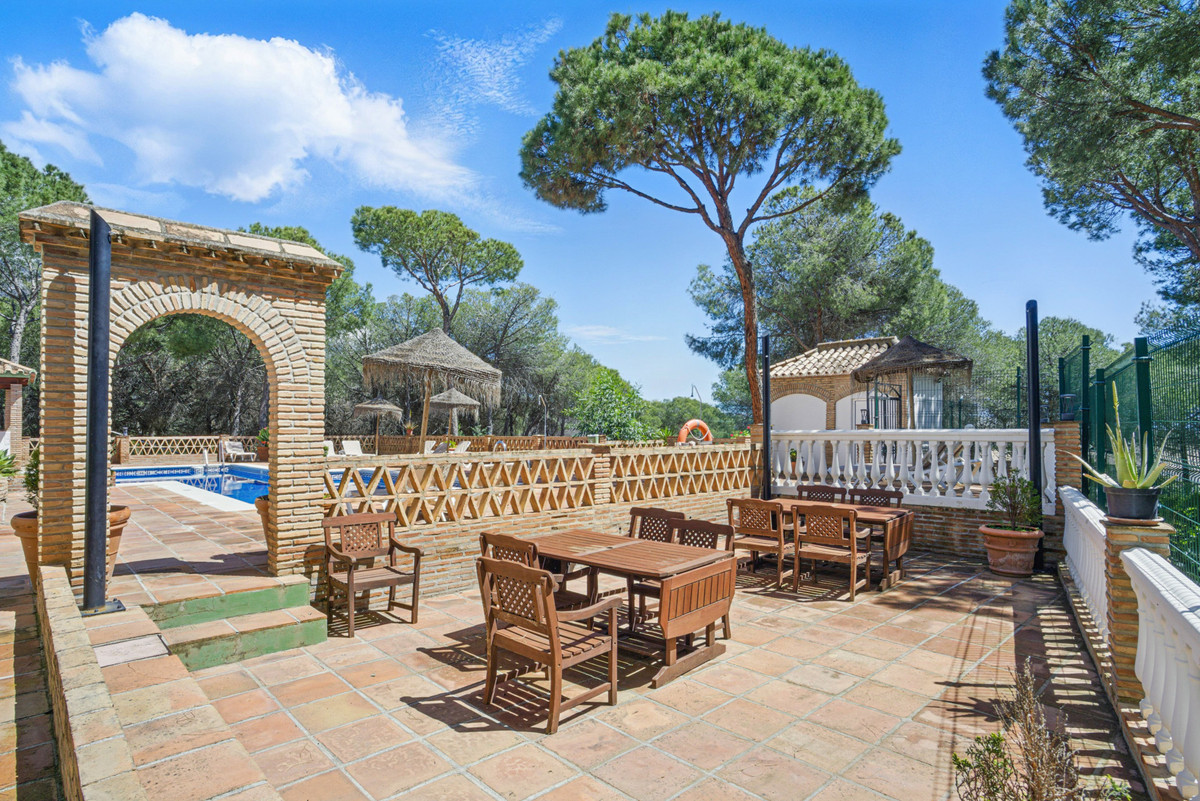 4 Bed Apartment for sale in Nueva Andalucía Costa Del Sol, Málaga, Spain