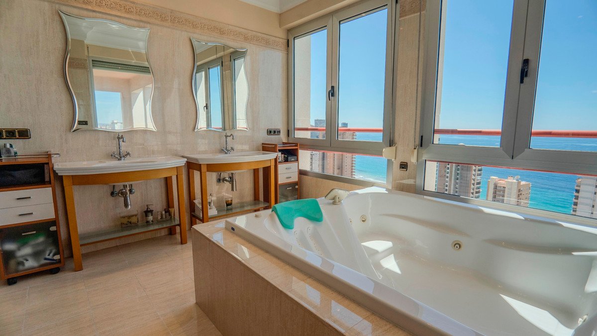 5 Bed Apartment for sale in Benidorm Costa Blanca, Alicante, Spain