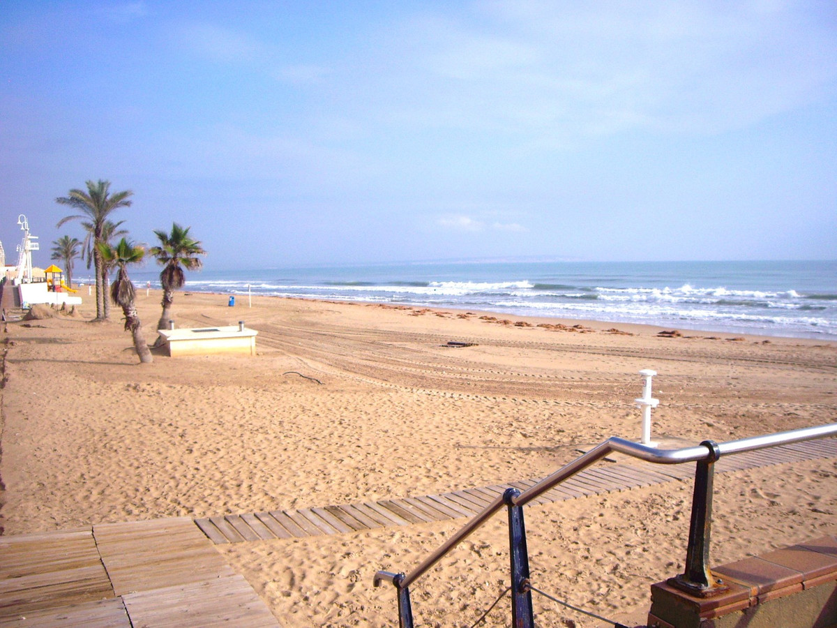 Se vende Apartamento Planta Media de 2 dormitorios en Costa Blanca, Alicante, España